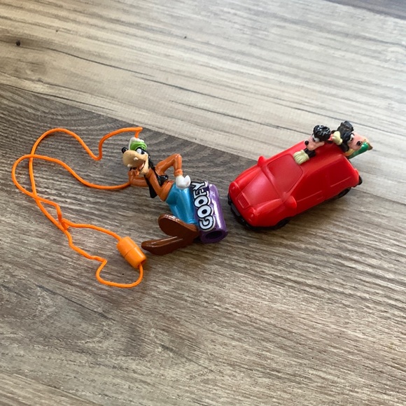 Burger King Goofy Pull Back Car plus Goofy Necklace figurine - Picture 2 of 8